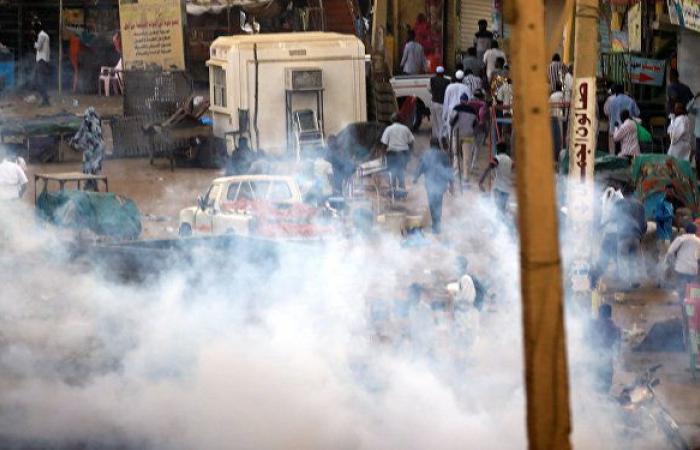 وزير الإعلام السوداني: نتوقع من الصادق المهدي "مبادرة" لإنهاء الأزمة