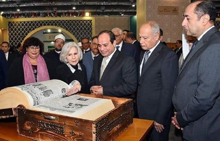 السيسي يتفقد جناح جامعة الدول العربية خلال افتتاحه معرض القاهرة الدولي للكتاب