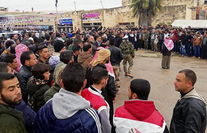 فيديو وصور... آلاف الفارين السابقين يلتحقون بالجيش ويشكرون الأسد على "العفو"