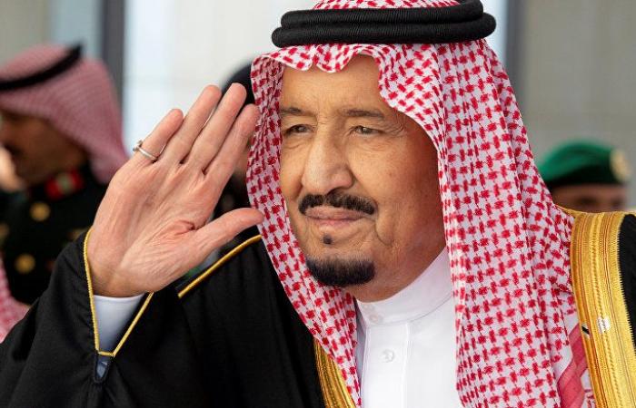 الملك سلمان بسيفه وخنجره يستقبل ملكين سعوديين سابقين (صورة)