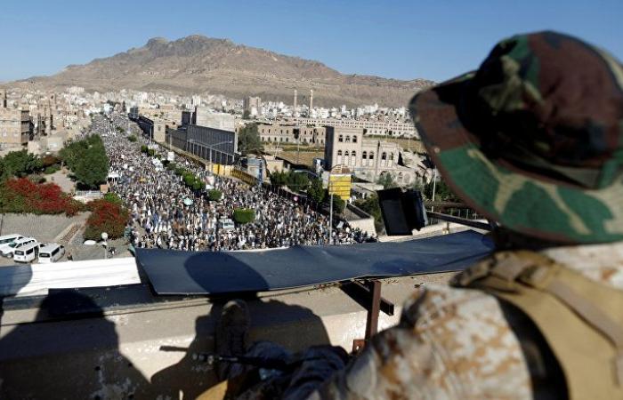 "الحوثيون" يعلنون الإفراج عن أسير سعودي ونقله للرياض بطائرة