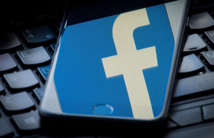 فيسبوك وتويتر تحذفان مئات الحسابات المرتبطة بإيران