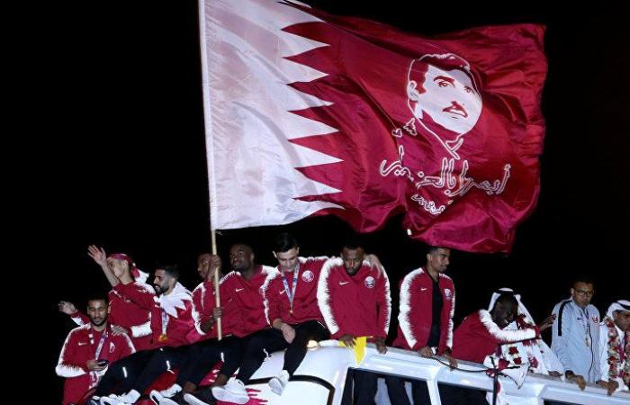 لقطات تفاجئ الجميع... ماذا فعل تميم خلال احتفاله بمنتخب قطر (فيديو)