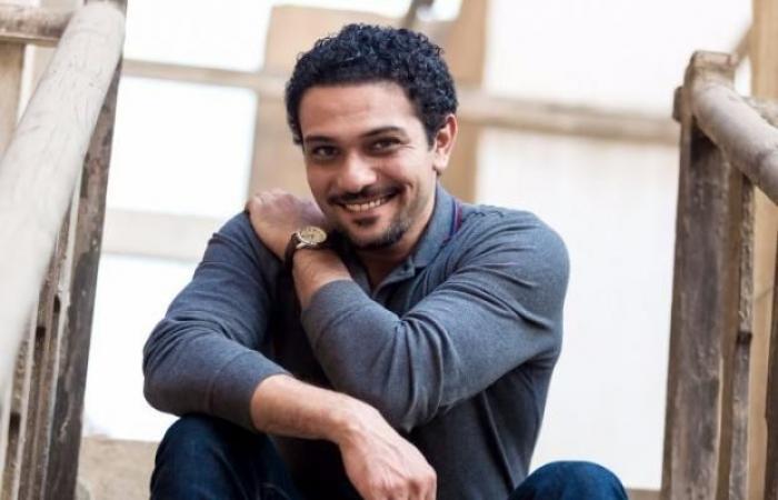 شاهد| آسر ياسين يدعم أشرف عبد الباقي في مسرحية «كلها غلط»