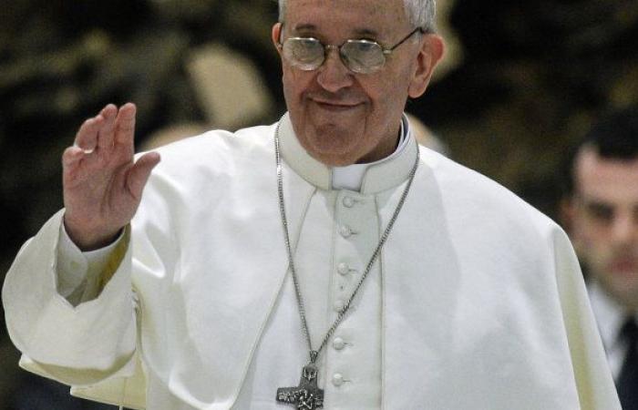 قرقاش يغرد عن "مفتى الإرهاب" تزامنا مع زيارة البابا التاريخية