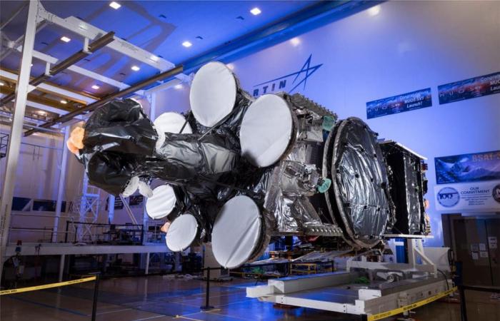 السعودية تطلق أول قمر صناعي لها لأغراض الاتصالات بالتعاون مع شركة لوكهيد مارتن