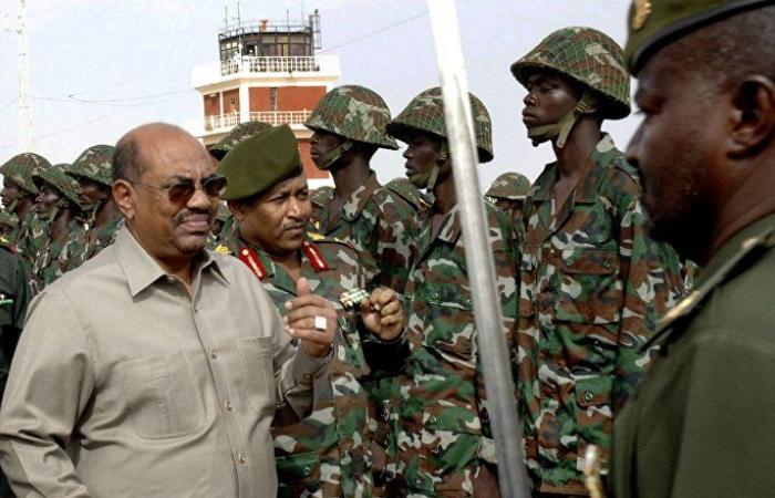 بعد تصريحات "مدير المخابرات"... الجيش السوداني يؤكد انحيازه للشعب