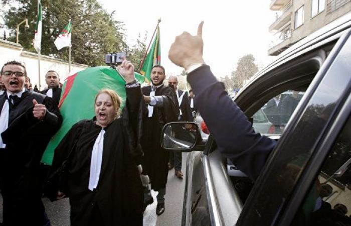وكالة: عشرات الشوارع بوسط العاصمة الجزائرية تمتلئ بالمحتجين