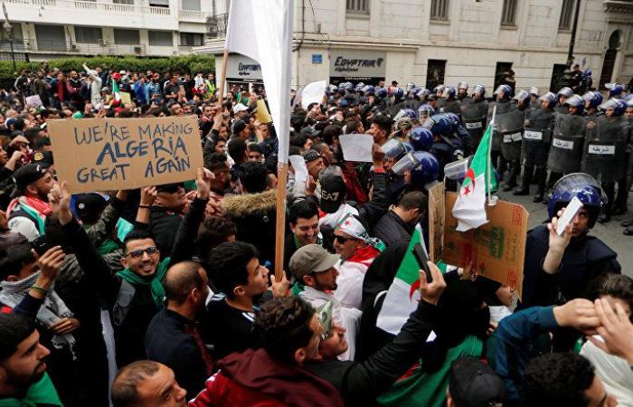 وكالة: عشرات الشوارع بوسط العاصمة الجزائرية تمتلئ بالمحتجين