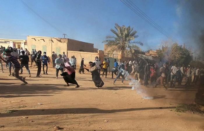 مئات السودانيين يشاركون في احتجاجات ضد الحكومة بعد صلاة الجمعة