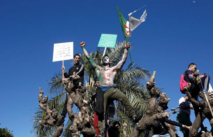 بوتفليقة: الجزائر ستغير نظامها السياسي