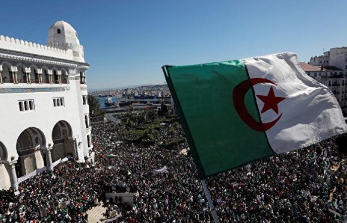 وزير خارجية الجزائر: بوتفليقة وافق على تسليم السلطة لرئيس منتخب