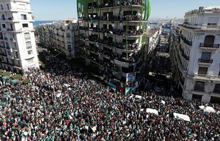 بعد توقف عمل وسائل النقل... كيف يصل المحتجون إلى المظاهرة في الجزائر