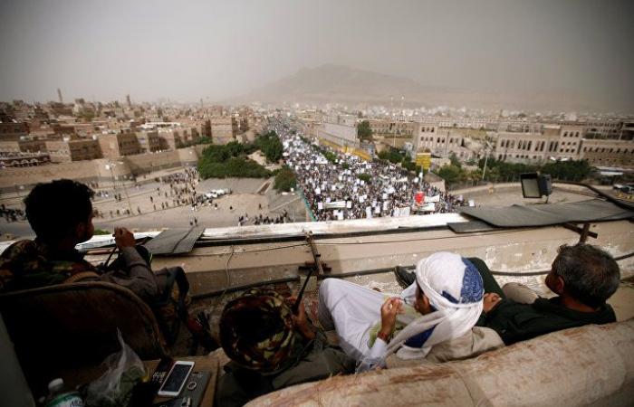 "أنصار الله" تعلن استهداف معسكر للتحالف وتجمع للجيش اليمني في جيزان بصاروخين باليستيين