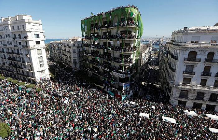 حزبان كبيران في الجزائر ينضمان للاحتجاجات
