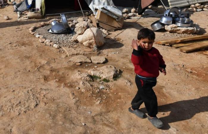 بالفيديو والصور... حريق في مخيم للنازحين السوريين في تعنايل