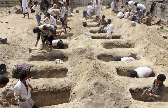 من المدارس إلى المقابر...أطفال اليمن يسعون وراء لقمة العيش(صور)