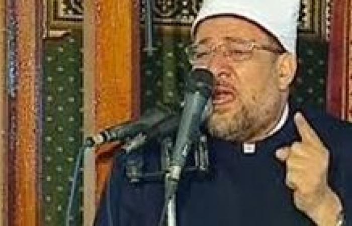 وزير الأوقاف يبكي أثناء حديثه عن تجار الدين بخطبة الجمعة (فيديو)