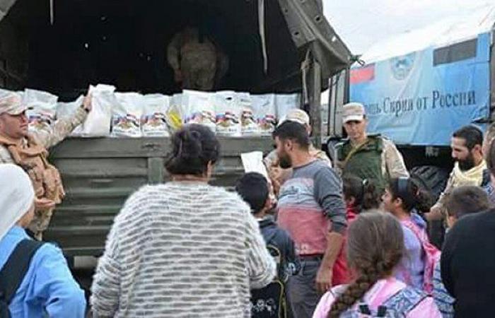 العسكريون الروس يوزعون مساعدات إنسانية على سكان ريف دمشق