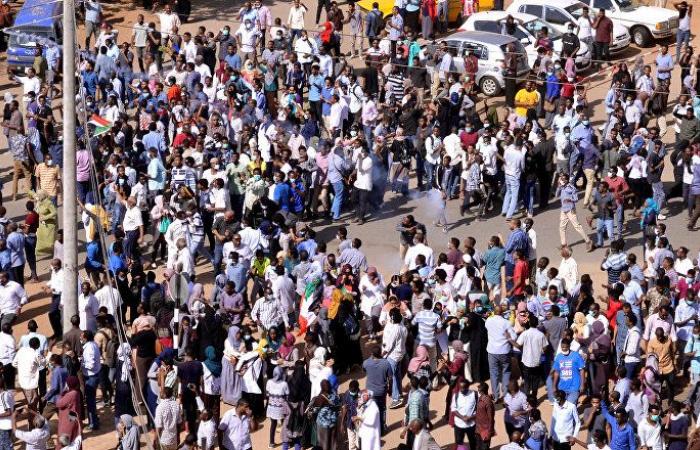 السودان: تظاهرات حاشدة تتجه لوزارة الدفاع وأنباء عن اعتقال العشرات (فيديو)