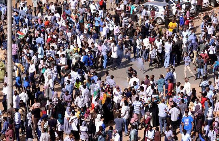 قرار جديد للبشير وسط احتجاجات بالآلاف ومطالبات بتنحيه عن الحكم