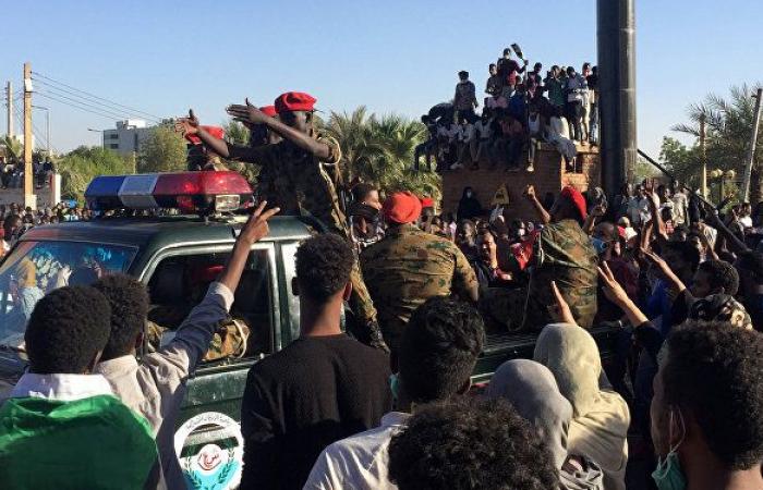 الأمن السوداني يطلق النار في الهواء لتفريق المعتصمين خارج مقر الجيش