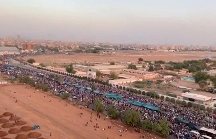 15 عسكريا بينهم ضباط ينضمون إلى المتظاهرين في السودان