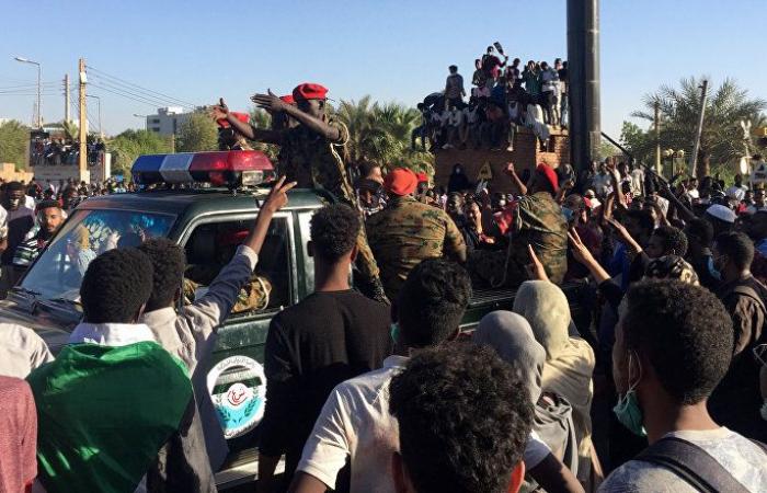 قتلى وجرحى خلال محاولة فض اعتصام المحتجين أمام قيادة الجيش السوداني