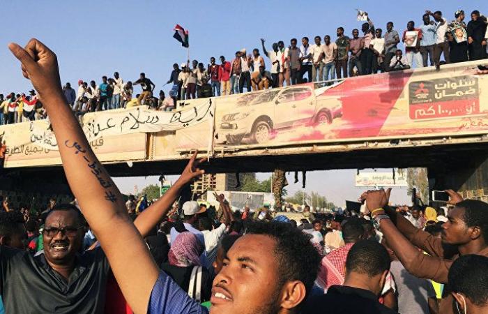 توافد مئات الآلاف من السودانيين نحو ساحة الاعتصام قرب القيادة العامة للجيش