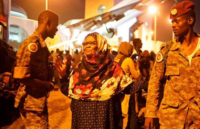 شهود: جنود يطلقون النار خارج مقر وزارة الدفاع السودانية