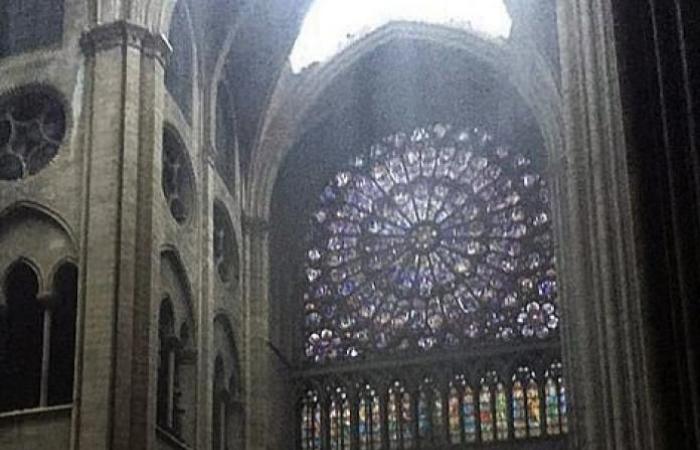 رئيس أساقفة باريس: الـ3 نوافذ الملونة التي تعود للعصور الوسطى نجت من الحريق