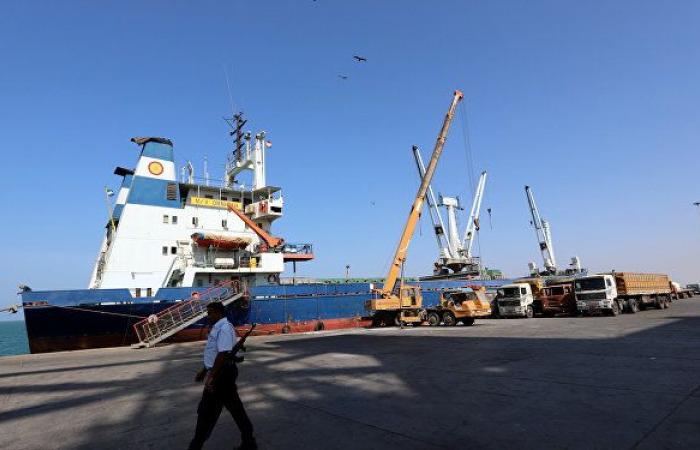 الحكومة اليمنية توافق على دخول 4 شحنات مشتقات نفطية إلى ميناء الحديدة