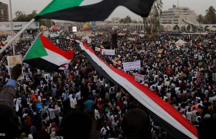 السودان.. حشود تتدفق على وزارة الدفاع للمطالبة بسلطة مدنية