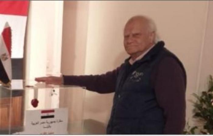 يبلغ من العمر 90 عاماً.. أكبر ناخب يصوت فى استفتاء الدستور باليونان