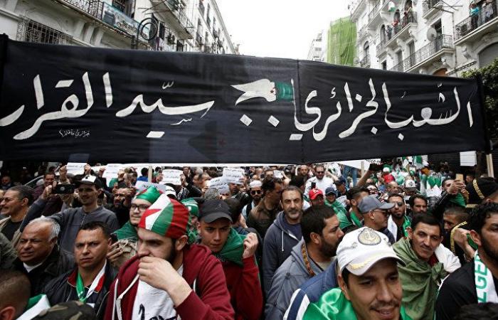 اللجنة المركزية للحزب الحاكم في الجزائر تسحب الثقة من الأمين العام