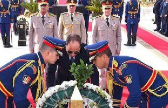 السيسي يضع إكليلا من الزهور على نصب الجندى المجهول فى ذكرى تحرير سيناء