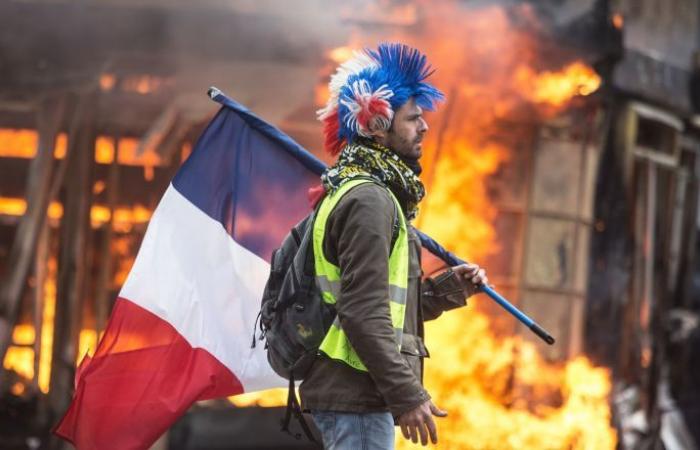 الشرطة الفرنسية توقف عشرات الأشخاص وتطلق الغاز على المحتجين خلال تظاهرة عيد العمال