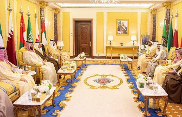البحرين تنتقد تصرف أمير قطر لحظة التقاط الصورة التذكارية مع الملك سلمان