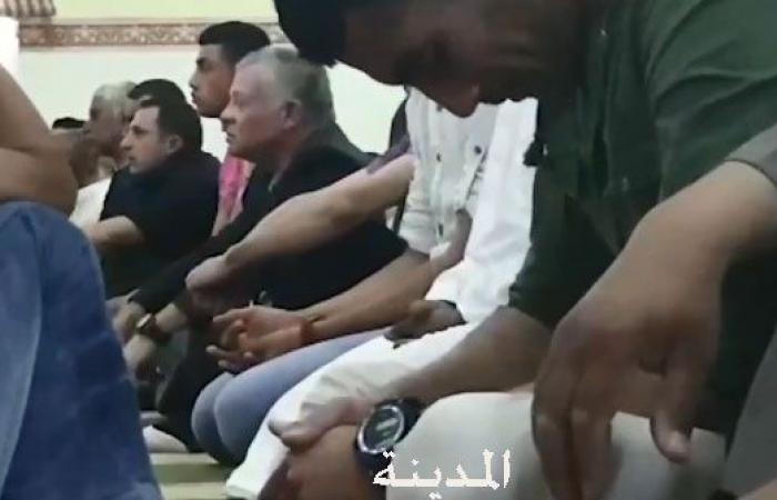 فيديو : الملك يصلي الجمعة في مسجد المخيبة بعد زيارة مفاجئة لاسرتين عفيفتين