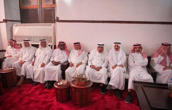 بالصور.. ولي العهد يلتقي مجموعة من المثقفين السعوديين