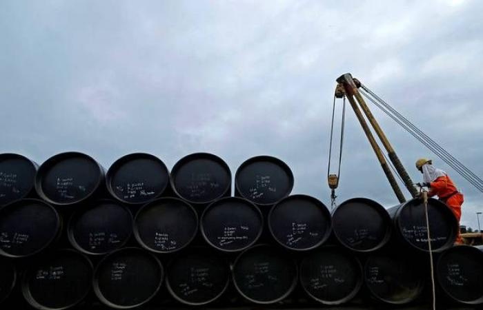 منصات التنقيب عن النفط بالولايات المتحدة تهبط للأسبوع الثالث