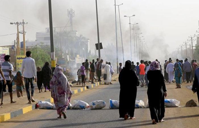 الأمن السوداني يلاحق المتظاهرين في أم درمان ويغلق الطرق المؤدية للخرطوم