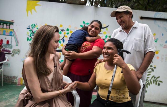 أنجلينا جولي تتفقد اللاجئين على حدود كولومبيا