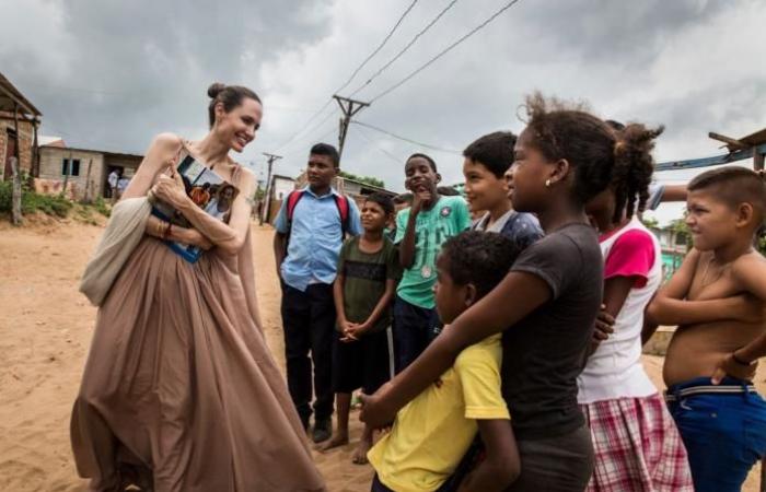 أنجلينا جولي تتفقد اللاجئين على حدود كولومبيا
