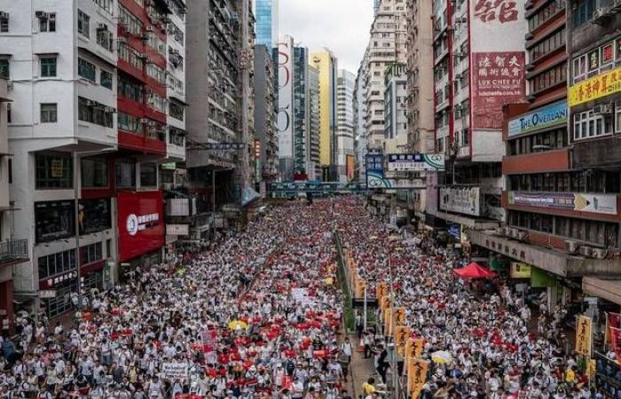 دولار هونج كونج يتجاهل التظاهرات ويرتفع لأعلى مستوى منذ ديسمبر
