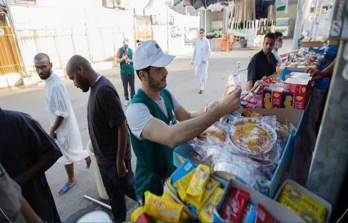التجارة السعودية تغلق منشأة تبيع منتجات غذائية منتهية الصلاحية