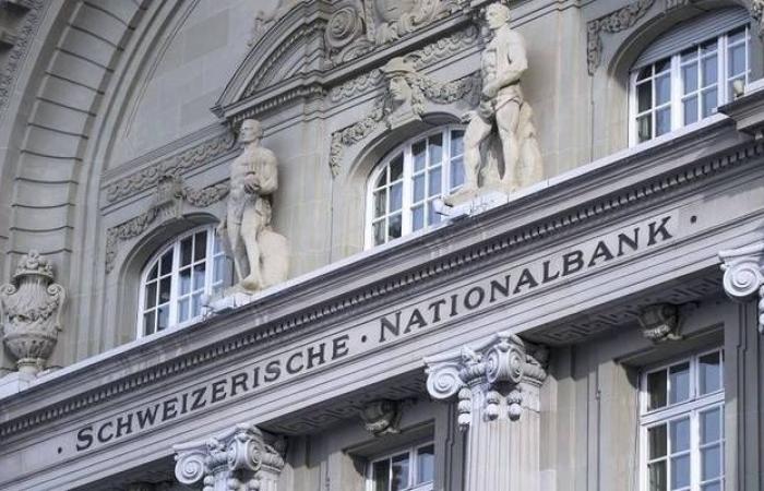 المركزي السويسري يثبت معدل الفائدة ويرفع تقديرات التضخم