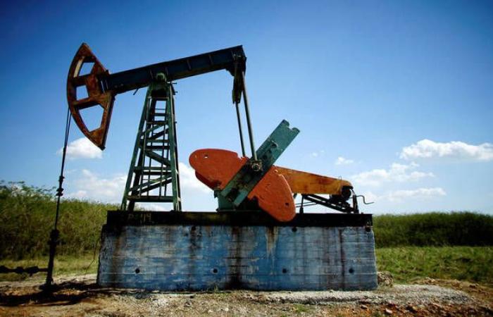 محدث..أسعار النفط تتحول للتراجع في انتظار بيانات المخزونات الأمريكية