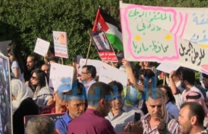 بالفيديو والصور : شاهد اعتصام صفقة القرن امام السفارة الامريكية
