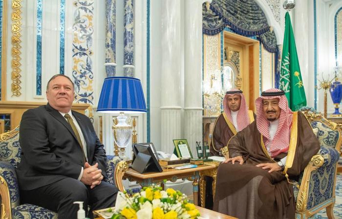 صور.. الملك سلمان يستقبل وزير الخارجية الأمريكي في جدة